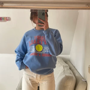 Vintage Casey Softball Sweatshirt  - Vintage Casey Softball Sweatshirt   Storlek  M Measurements: Length - 71 cm Pit to pit - 57 cm  (Modellen är 170 cm lång och har vanligtvis storlek M)  Condition: Vintage (9/10)  (Pris -380kr)  DM för mer bilder och frågor