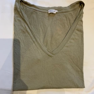 Grön tshirt från Filippa k - Grön Filippa k T-shirt. Sparsamt använd, super mjuk o skön i materialet. Stl s. Köparen står för frakten 