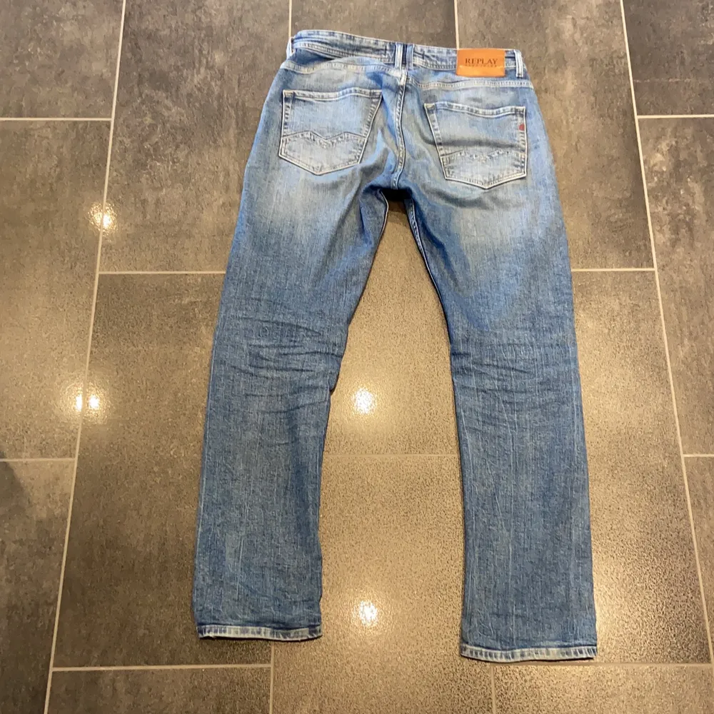 Säljer dessa jeans som är i bra skick och har bra passform. De har storleken 29/30. Priset är exklusive frakt.. Jeans & Byxor.