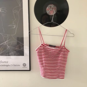 Brandy Melville linne - Säljer mitt supergulliga linne från Brandy Melville! Perfekt till sommaren 🤗 Banden är insydda då de var för långa förut. 