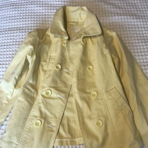 Gul jacka  - En superfin gul jacka, denna är tyvärr för liten för mig i armarna, så därför aldrig använd. Perfekt till sommaren. Köpare betalar frakt.