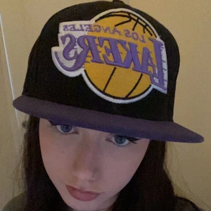 New era keps, lila  - Pga oseriös köpare gör jag ett till försök på att sälja denna. En supertrendig keps från new era i nyskick, endast använd för bilden ovanför. I första hand är det frakt som gäller pga corona, men hör av er så kanske vi kan hitta en annan lösning. 