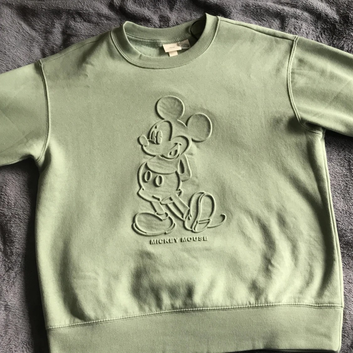 Pistage färgad collage tröja, Stl xs. Från Disney  - 90