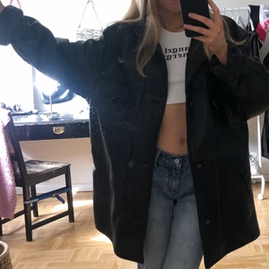 skinnjacka - svincool vintage herr skinnjacka från märket reportage!! den är lite tjockare och i väldigt fint skick😙😙 storleken är lite oklar men jag på bilden har normalt xs för referens😜