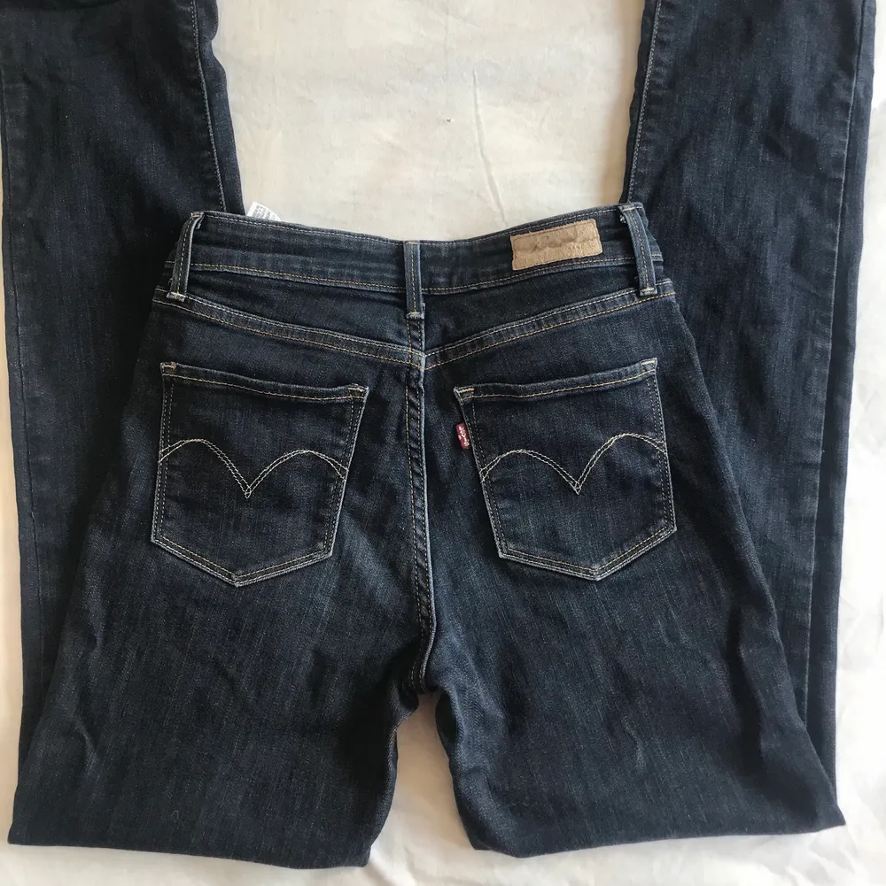 Vintage Levi’s jeans som passar 170 och neråt. Lågmidjade! Fint skick. Strl 26 men passar 24-26. Midjemått: 68cm, innerbenslängd: 76cm💞. Jeans & Byxor.