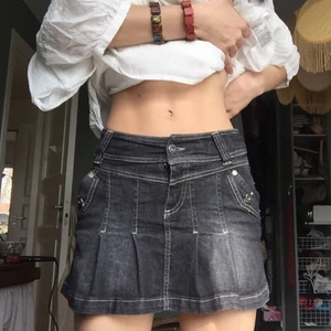 söt kjol!  - jeanskjol med vita sömmar! Står 134 i den men passar mig som har XS, kan skicka mått!! Möjligtvis blir den för kort för någon som inte har lika liten rumpa som jag, men den är stretchig i midjan puss🌟