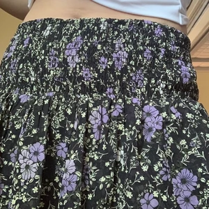 Kjol från lindex - Köpte förra sommaren men gillar inte den längre. Superskön passform, skriv för fler bilder. Köpt för 199kr. 