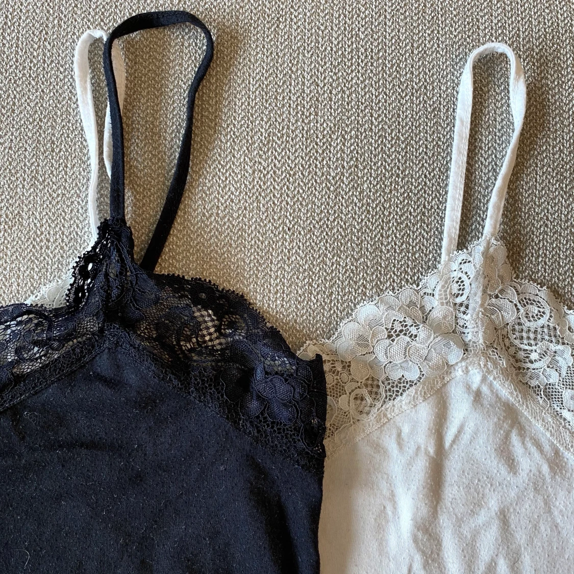 Svart och vitt linne med spets 