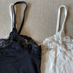 Svart och vitt linne med spets  - Svarta stl S, vita stl M! Köp ett för 40kr eller båda för 60kr. Kan fraktas! 