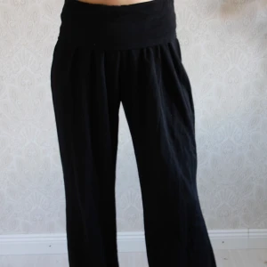 Svarta byxor  - Sköna svarta byxor som är tajta i midjan. Ha som mjukisbyxor eller ha det skönt när du vill vara fin! Kolla gärna på mina andra annonser! Blir billigare med frakt då 👏🏽
