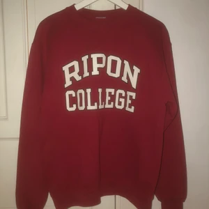 Collagetröja  - Collagetröja i den perfekta röda färgen! Sitter snyggt och är i tjockt najs material. Säljer för att den inte används. 