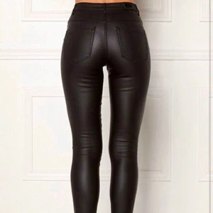 skinnbyxor  - säljer dessa skinnbyxor från only köpta på veromoda!! De är ganska strechiga i storlek S men skulle säga att de passar större o mindre så de formar sig efter kroppen. nypris 400/500kr