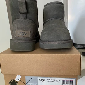 Uggs strl 37  - Säljer mina fina uggs. Modellen är classic mini II färgen grey. Skorna är i jättefint skick. Fler bilder skickas på begäran. Köptes för nypris 1999:- 