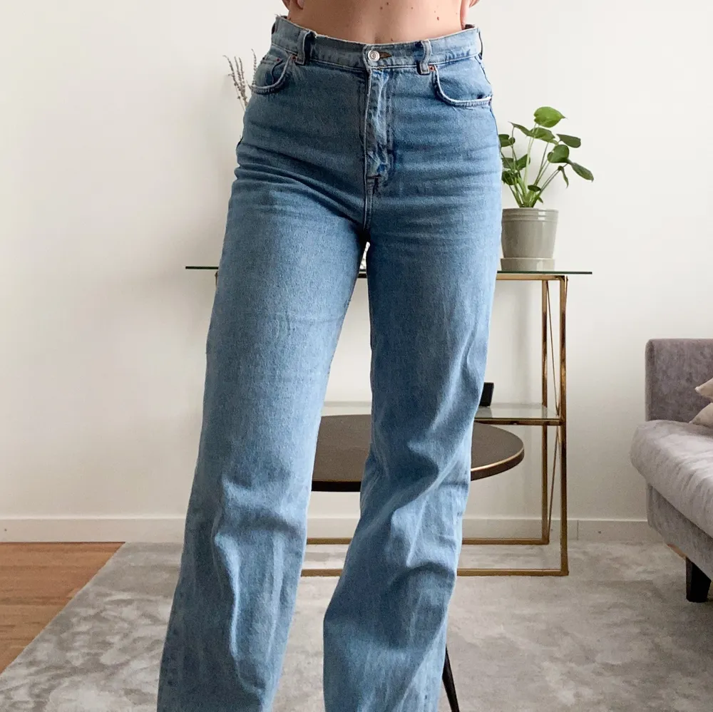 Säljer mina jeans från zara 💜 köparen står för frakt . Jeans & Byxor.