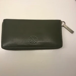 Plånbok från Stitch and Hide  - Plånbok i fin dov grön färg, läder. Använd mkt sällan! Från australiensiska märket Stitch and Hide. 