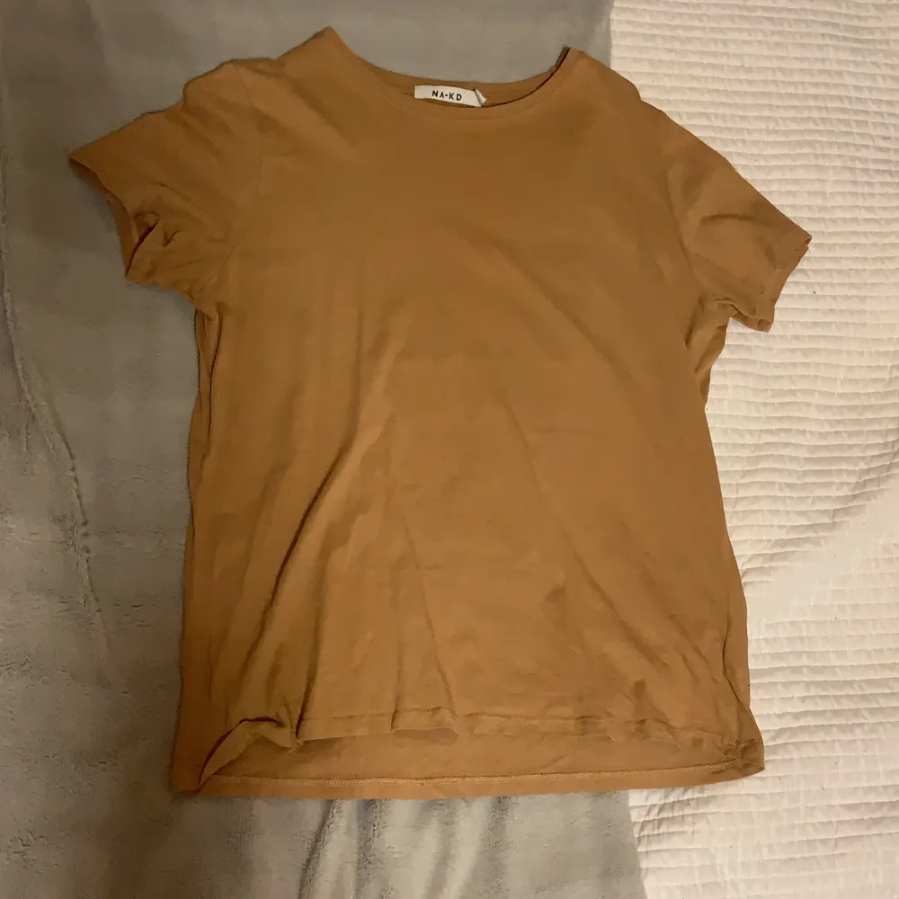 Beige T-shirt från NA-KD, säljer då den inte längre är min stil. Färgen gör sig inte riktigt rättvis på kameran (den är lite ljusare än på andra bilden).. T-shirts.