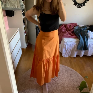 Orange kjol - Så otroligt fin kjol som jag aldrig använt, prislapp finns kvar. Endast intressekoll så säljer vid bra bud! Nypris: 400 kr💖