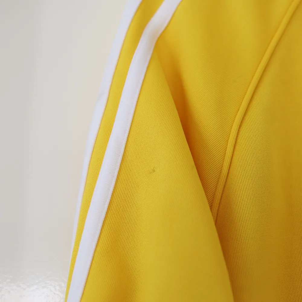 Med denna adidas firebird zip har du garderat garderoben med sommarens viktigaste färg: Knallgul . Knappt märkbart hål på vänster axel (se bild 3). Hoodies.