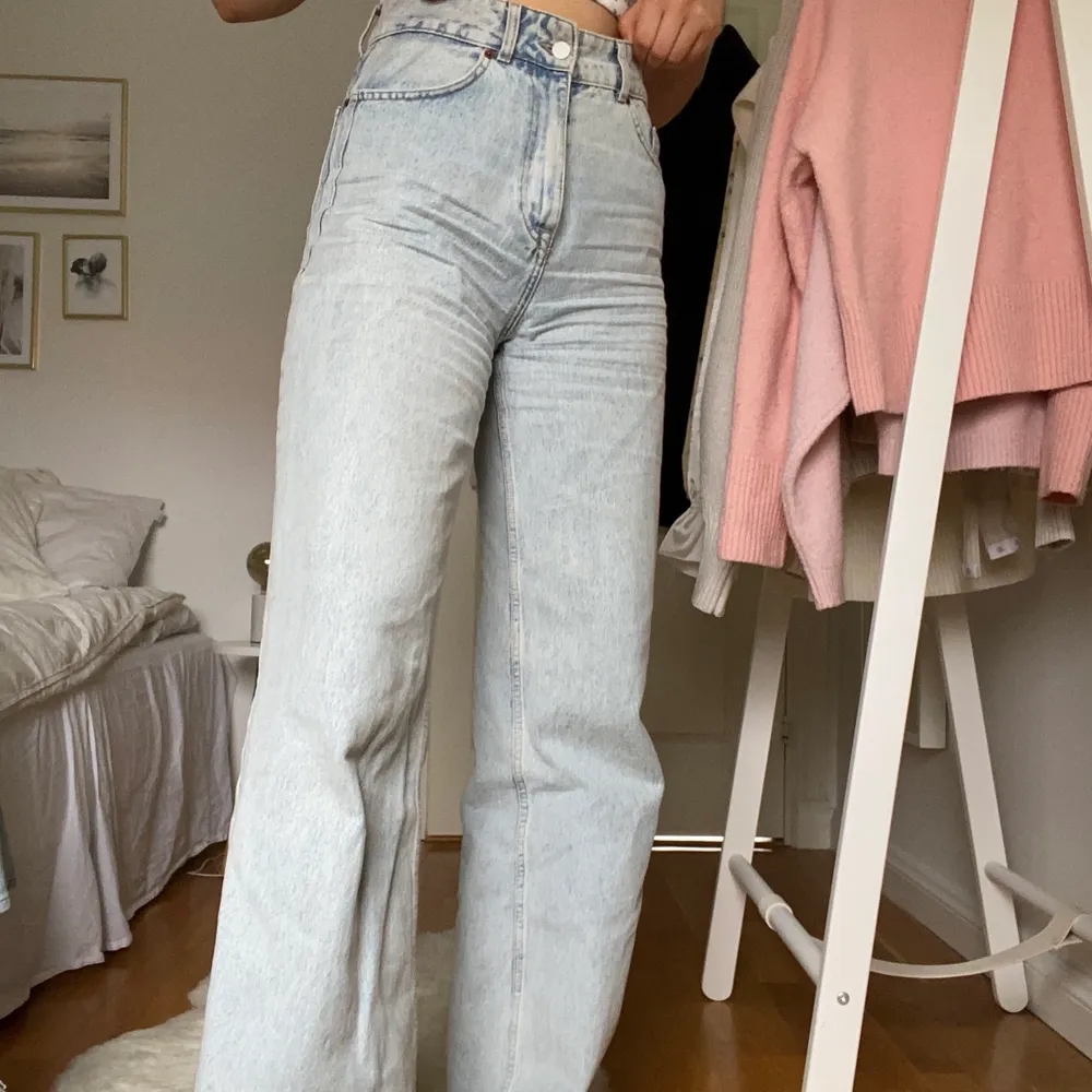 Säljer dess snygga jeans från zara, sparsamt använda. Perfekt längd på mig som är 172 cm! 350 + frakt. Storlek 38 men sitter bra på mig som vanligtvis använder 36 (säljer fler snygga byxor). Jeans & Byxor.