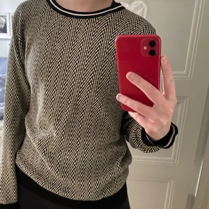 Tröja   - En snygg pullover/bomullströja från scotch and soda. Tröjan passar en s/m för en oversized passform och en L för att sitta som den egentligen ska. Köpt för cirka 1500kr men har tyvärr inte kommit till användning. Som ny!😇