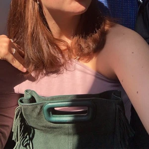 One shoulder top - En one shoulder top från Nakd i ljuslila som är köpt i början av förra året men som inte kommit till användning speciellt mycket!!! Storlek S men passar nog Xs-M beroende på hur man vill att den ska sitta!! (Den har alltså en lång ärm) 