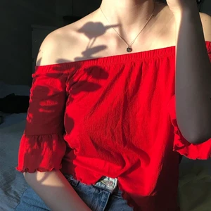 Röd off-shoulder topp - Så fin och somrig off-shoulder topp med volangärmar från Ginatricot. Säljer pga kommer inte till användning❤️ Möts helst upp (Stockholm) men frakt kan nog lösas (köparen står isåfall för frakten)