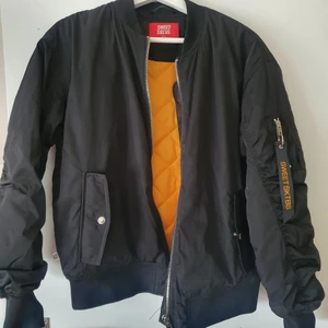 Bomberjacka storlek S - I nyskick, lite stor i storlek