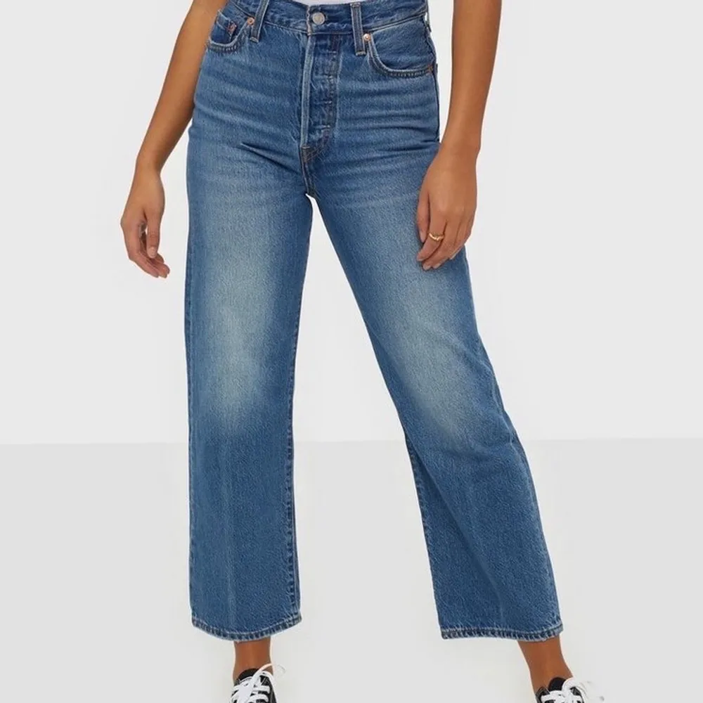 Säljer nu mina fina Levi’s Ribcage Straight jeans då de ej kommer till användning👖💓 De är uppsydda så de är lite korta. Jeansen är i mycket bra skick! Köpte jeansen för 1200kr, säljer för 450kr + frakt. köpare står för frakten.. Övrigt.