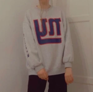 Sweetshirt  - Säljer denna tröjan då den inte kom till användning. Köpt från hm, för 199. Säljer för 100 kr, budgivning om flera är intressserade:) Du betalt för frakt, och jag står inte för postens misstag. Skriv privat för ytligare frågor.