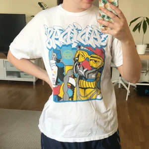 Adidas T-shirt med tryck - T-shirt från adidas i storlek M. Säljer från min killes garderob, den har lite fläckar som ser ut att gå bort i tvätten men jag har inte provat.