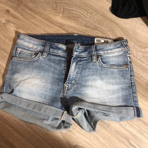 Blåa jeansshorts storlek xs - Blåa jeansshorts i märket crocker köpta från JC i storlek XS. Även dessa shorts hittade jag i min garderob under rensningen och säljer pga att de inte längre används. Använda ett par gånger men inga hål eller fläckar. 