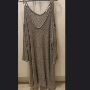 Klänning  - Grey loose A-line dress with cold shoulder.