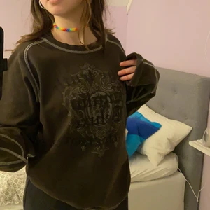 Tröja - Skitsnygg brun tröja som aldrig kommer till användning! Frakt tillkommer på 66kr då det är spårbart❤️  FAST PRIS