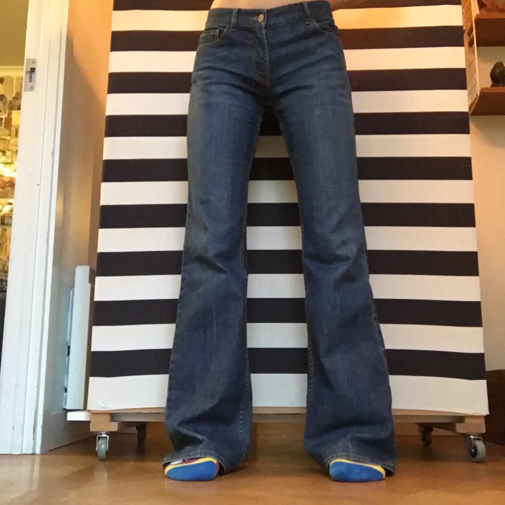 Perfekta jeans med vida, utsvängda o långa ben och mellanhög midja. Så sjukt snygga och verkligen i bra kvalitet, lite slitna längst ned på byxbenen men inget märkvärdigt. Så najs💥💕 jag är 170 & har vanligtvis 34 i jeans. Jeans & Byxor.