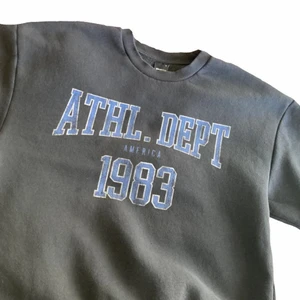 Oversized tröja  - Pösig skön tröja från ginatricot storlek:S använd några gånger bara, snygg blå text på (den ska se ut som att den är lite urtvättad på texten) 80kr plus 190 frakt💕