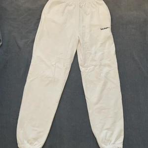 Vita Urban Outfitters mjukisbyxor - vita mjukisbyxor från Urban Outfitters, size S 🤍  original pris 599