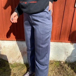 fiorucci italia  - Typ kostymbyxor med skönt material som sitter snyggt rakt!!! Assnice färg o coolt märke 🤜💙🤞🤞