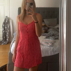 Klänning - Intressekoll på denna perfekta sommarklänningen från ”& other Stories”. Köptes förra året för 500kr och är endast använd ett fåtal gånger. I nyskick. Helt slutsåld i storlekarna 32-40. Skriv privat vid intresse❤️ frakt tillkommer men pris kan diskuteras