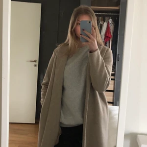 Beige kappa Zara - Superfin beige kappa från Zara. Hyfsat använd så lite nopprig här och där men är nog inga problem att få bort🤍 MÖTS ENDAST UPP FÖR DENNA🤍