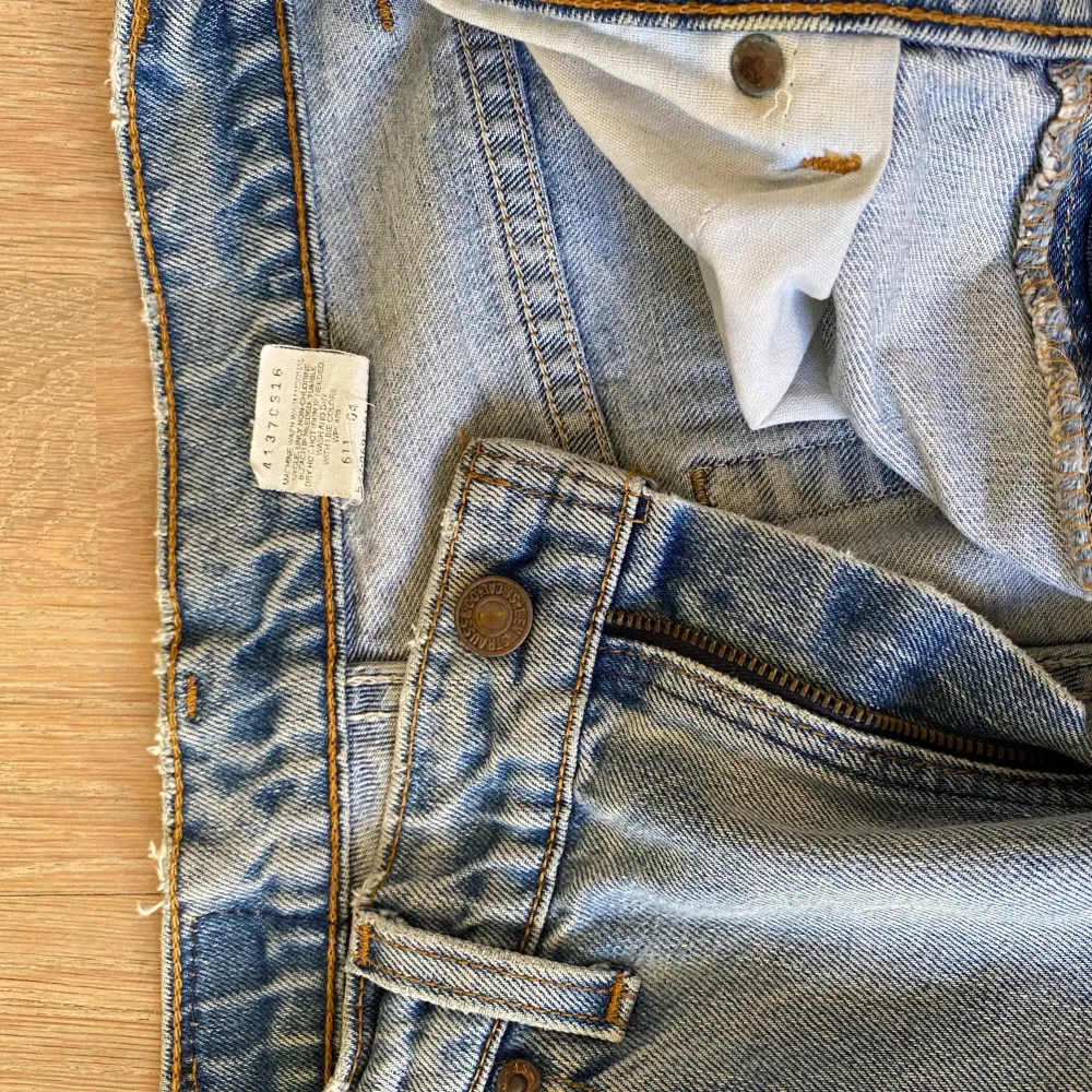 Ett par perfekta sommar jeans i den snyggaste ljusa denim färgen. Använd endast fåtal gånger, köpta secondhand. Passar perfekt på någon som är runt 160-170. (Första bilden är lånad) . Jeans & Byxor.