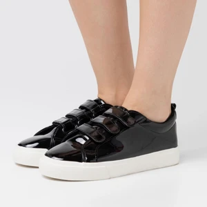 Skor - Skor från Zalando vet inte riktigt vilket märke men nypriset var 300kr. Dem är i nyskick använda 1-2 gånger inga skador osv. Utan dem kommer inte till användning då jag äger för många skor. Hör av dig vid intresse💜 tvättar såklart av dem innan jag skickar