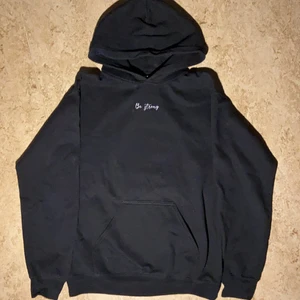 Svart huddie med tryck  - Super fin svart huddie med superfint tyck på ryggen från ett uf företag. Fortfarande i superbra skick. I stolek s