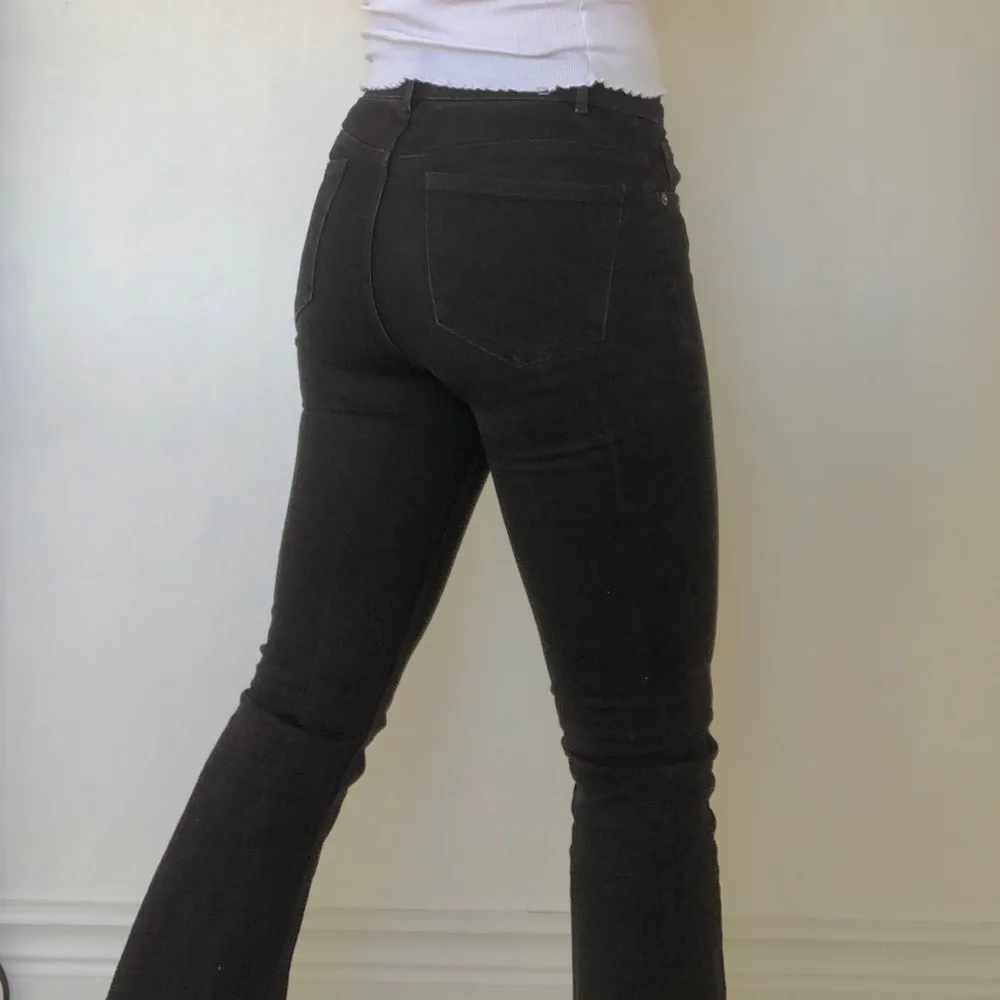 Ett par supernajs svarta jeans från Zara! De har tyvärr blivit försmå för mig så det är dags att de får leva vidare hos någon annan 🧡🧡 Jag är 161. Jeans & Byxor.