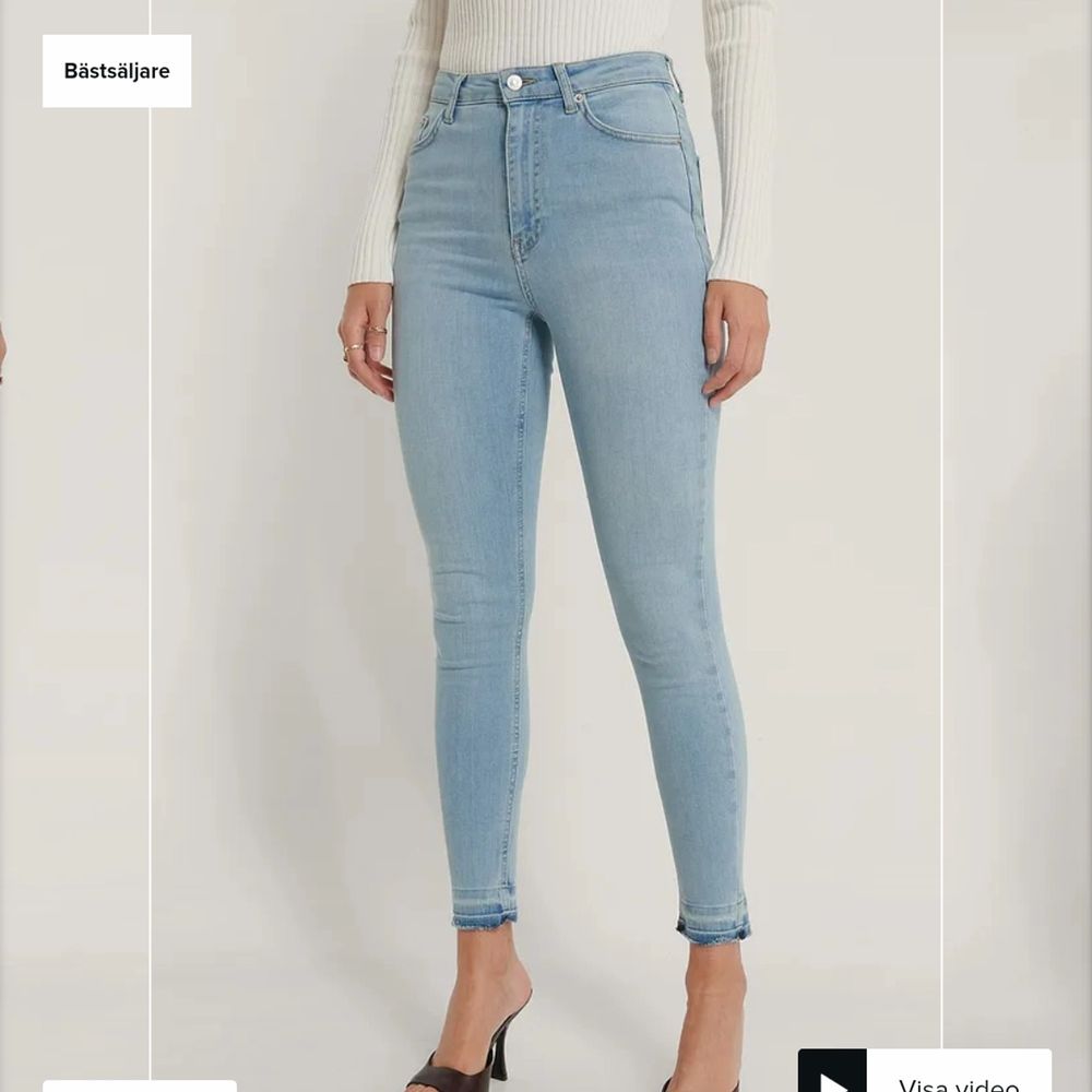 Helt nya ljusblåa jeans från NA-KD så ligger kvar i sin förpackning de kom i. Köpte i hopp om att jag skulle gå ner i vikt och dom skulle passa men då de inte blivit av och de nu gått ca ett halvår så säljer jag dom nu. Verkligen så fina och passar jättebra nu till våren!. Jeans & Byxor.