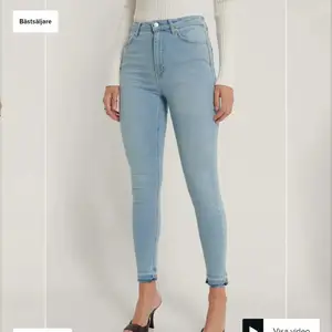 Helt nya ljusblåa jeans från NA-KD så ligger kvar i sin förpackning de kom i. Köpte i hopp om att jag skulle gå ner i vikt och dom skulle passa men då de inte blivit av och de nu gått ca ett halvår så säljer jag dom nu. Verkligen så fina och passar jättebra nu till våren!