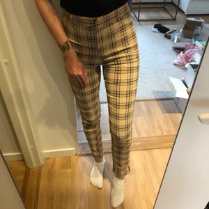 Kostymbyxor H&M - Beigea kostymbyxor från H&M Divided i storlek 36, men fungerar även på min som vanligen har 34 då de är stretchiga i materialet. I använt, men fortfarande fint skick 🤎