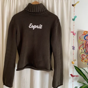 Mörkgrön polotröja  - Fin stickad polotröja från esprit😽 jätte fint skick! 