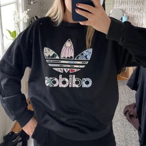 Addidas sweeter  - Svart oversized sweeter från adidas. Super fint skick!! Lite struktur i plagget som kan ses på bilderna, för fler bilder skriv! Jag är vanligtvis en storlek S och bär i denna tröjan  storlek 38. 