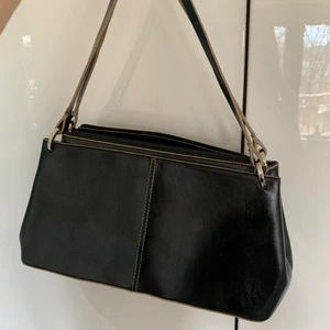 Väska  - Vintage axelväska köpt på humana🧸 Den är i perfekt längd för att ha på axeln och väldigt rymlig 