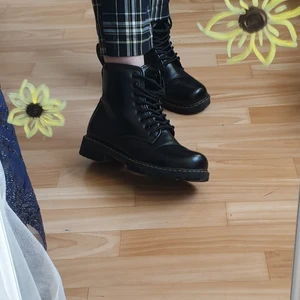 Svarta kängor - Säljer dessa Dr. Marten liknande kängor. Har haft de i ca 1 år så det finns några spår av användning (se sissta bilden)🥰🌷